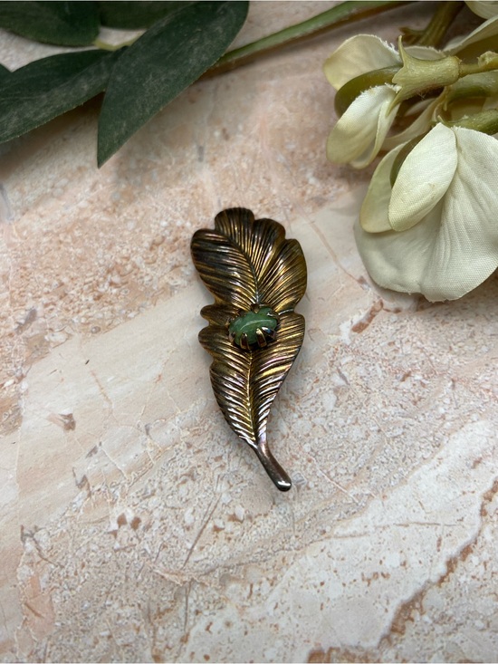 Vintage Jewelry - 1950s/1960s Gold-Tone Feather or Leaf Brooch With Prong Set Nephrite Jade Stone